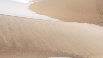 Unik, fotografer asal China, China Photog membidik awan jamur soliter di Gurun Badain Jaran, China. China Photog/The International Landscape Photographer of The Year.