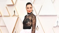 Gal Gadot tampil seksi dan anggun dengan gaun hitam-pink menerawang. Amy Sussman/Getty Images