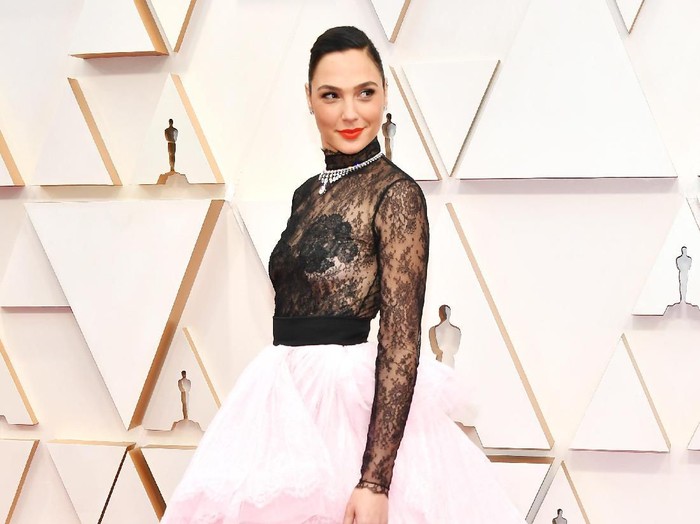 HOLLYWOOD, CALIFORNIA - FEBRUARY 09: Gal Gadot attends the 92nd Annual Academy Awards at Hollywood and Highland on February 09, 2020 in Hollywood, California. (Photo by Amy Sussman/Getty Images)