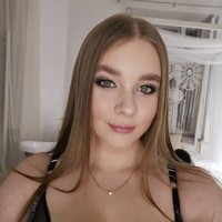 Wanita asal Rusia itu punya ukuran dada 32JJ. Wanita dengan nama asli Anastasia Lozhkina itu mengaku bahwa payudaranya adalah asli, tanpa operasi plastik.  Foto: dok. Instagram