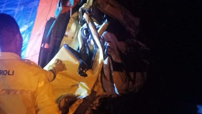 Truk Tabrak Bus di Cipularang