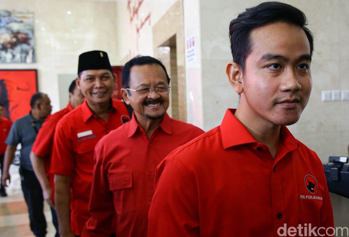 Gibran bersama Achmad Purnomo dan Teguh Prakosa jalani uji kelayakan dan kepatutan terkait Pilkada Solo. Kegiatan itu dilakukan kantor DPP PDIP, Jakarta.