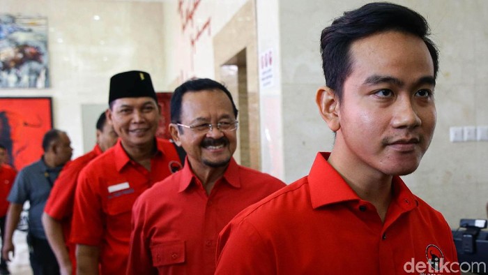 Gibran bersama Achmad Purnomo dan Teguh Prakosa jalani uji kelayakan dan kepatutan terkait Pilkada Solo. Kegiatan itu dilakukan kantor DPP PDIP, Jakarta.