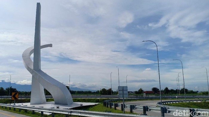 Jasa Marga membantah anggapan tugu di interchage Tol Madiun sebagai lambang palu arit yang identik dengan PKI. Menurut pihaknya, itu merupakan logo PT Jasa Marga Ngawi Kertosono Kediri (JNK).
