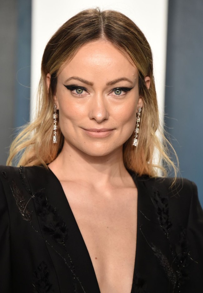Datang ke karpet merah Oscars 2020, Olivia Wilde tampil dengan cat eye dramatis. Eyeliner bold-nya itu dipasangkan dengan lipstik nude.  Foto: dok. Getty Images