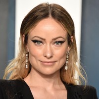Datang ke karpet merah Oscars 2020, Olivia Wilde tampil dengan cat eye dramatis. Eyeliner bold-nya itu dipasangkan dengan lipstik nude.  Foto: dok. Getty Images