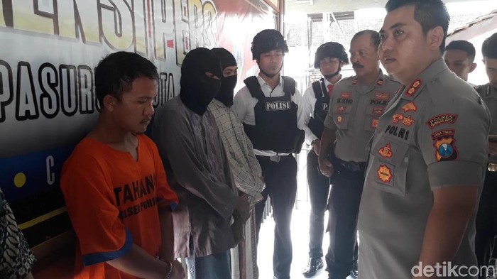 MS (28) diamankan karena telah menjual istrinya F (23) kepada 4 teman. Ia memaksa istrinya untuk melayani nafsu birahi teman-temannya.