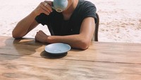 Youtuber ini juga penggemar kopi lho. Yang paling seru adalah pada momen dirinya kala mengawali pagi hari dengan ngopi ditemani pemandangan pantai biru yang indah.  Foto: Instagram @eljuanpazurita