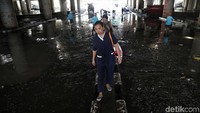 Meski mulai surut, underpass tersebut belum bisa dilalui kendaraan.