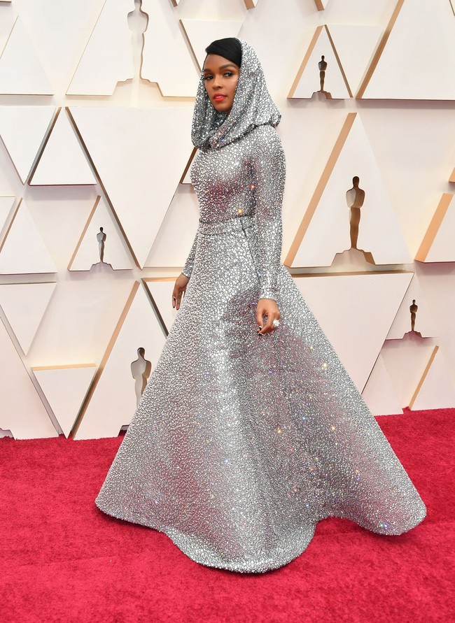 Meski bukan bagian dari aktris yang masuk nominasi Oscar 2020, Janelle Monae tetap tampil memukau. Janelle yang hadir sebagai salah satu penampil di Oscar 2020, muncul dalam balutan gaun silver rancangan Ralph Lauren. (Foto: Getty Images)
