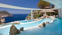 Dari Ibiza, kolam renang La Posidonia Spa milik Hacienda Na Xamena juga masuk salah satu yang paling populer. Punya tiga tingkat berbeda, kolam renang ini langsung menghadap Laut Balearic (Hacienda Na Xamena)