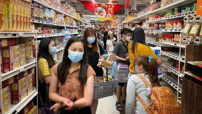 Warga Singapura borong makanan di supermarket