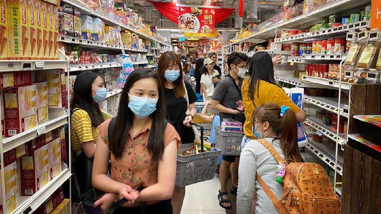Warga Singapura borong makanan di supermarket Warga Singapura borong makanan di supermarket
