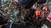 Anak vespa ekstrem atau vespa rongsokan merupakan komunitas vespa yang cukup popular di Indonesia. 