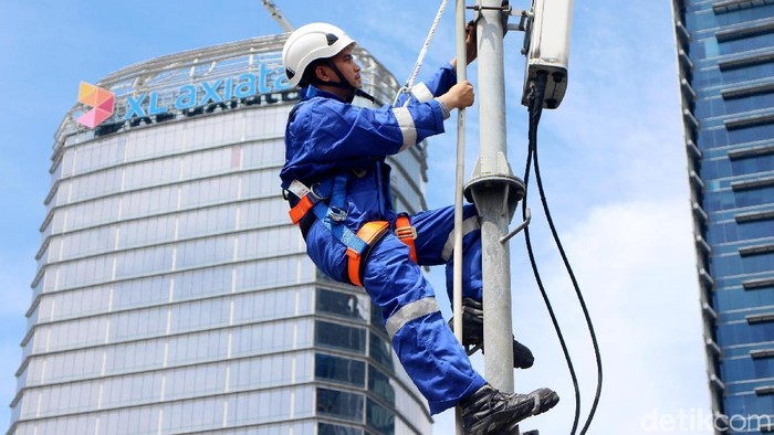 Teknisi XL Axiata memeriksa perangkat BTS di kawasan Rasuna Said, Jakarta, Senin (10/2/2020). XL Axiata Tbk berhasil meraih pendapatan sebesar Rp 25,15 trilliun atau meningkat sembilan persen dibandingkan tahun sebelumnya, yang didorong oleh peningkatan pendapatan layanan sebesar 15 persen YoY, dan pertumbuhan pendapatan tersebut melampui pendapatan rata-rata industri.