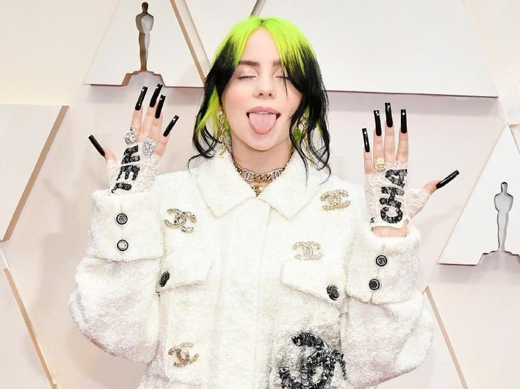 Billie Eilish tampil Serba Chanel di Oscar 2020