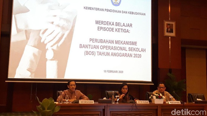 Mendikbud Nadiem Makarim (kiri), Menkeu Sri Mulyani (tengah), dan Mendagri Tito Karnavian (kanan) dalam konferensi pers di Kemenkeu.