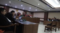 Hal memberatkan perbuatan Kock tidak mendukung program pemerintah memberantas korupsi. Sedangkan hal meringankan, Kock berlaku sopan, belum pernah dihukum, menyesali perbuatan dan mempunyai tanggungan keluarga. Atas perbuatan itu, Kock Meng bersalah melanggar Pasal 5 Ayat 1 huruf a UU Nomor 31 Tahun 1999 tentang Pemberantasan Tindak Pidana Korupsi sebagaimana telah diubah dengan Undang-Undang Nomor 20 Tahun 2001 juncto pasal 55 ayat (1) ke-1 Jo pasal 64 ayat (1) KUHP pidana.