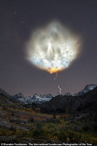 Dari cahaya aurora hingga pegunungan dramatis ditampilkan dalam deretan juara lomba foto lansekap internasional 2020. Yuk, intip potret keindahannya.