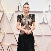 Rooney Mara yang menghadiri Oscar bersama sang tunangan, Joaquin Phoenix, mencuri atensi dengan hitam transparan bergaya gothic. (Foto: Amy Sussman/Getty Images)