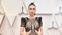 Aktris dan juga istri Joaquin Phoenix, Rooney Mara, tampil menawan dengan dress hitam menerawang. Amy Sussman/Getty Images