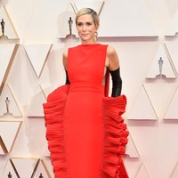 Kristen Wiig mengenakan gaun mewah berdetail ruffle di sisi kiri dan kanan. Siluet aneh ini membuat aktris dan komedian ini terlihat seperti ulat bulu. Ada pula yang menyebutnya mirip lasagna hingga sikat kamar mandi. Foto: Amy Sussman/Getty Images