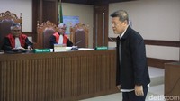 Perbuatan Kock Meng tersebut dilakukan bersama-sama dengan Abu Bakar dan Johanes Kodrat. Nurdin Basirun menerima uang tersebut melalui eks Kepala Bidang Perikanan Tangkap Dinas Kelautan dan Perikanan Provinsi Kepri, Budy Hartono dan eks Kepala Dinas Kelautan dan Perikanan Kepri Edy Sofyan.
