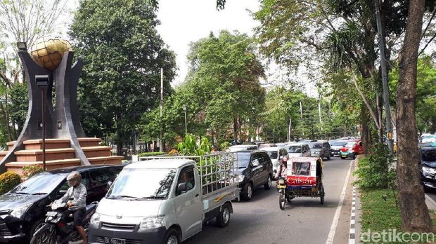 Demo 'Save Babi' di Depan DPRD Sumut, Lalin Macet