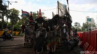 Beberapa filosofi mereka terapkan kedalam vespa ekstrem ini sebagai contoh, alasan mereka membuat vespa gembel seperti gerobak ini sebagai kritikan kepada pemerintah bahwa mereka dapat membuktikan wong cilik dapat membuat mobil dari vespa seperti mobil mewah yang dimiliki oleh seorang koruptor.