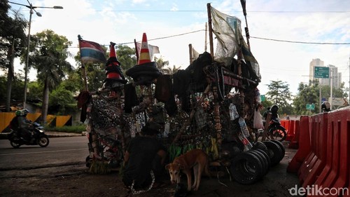 Komunitas vespa ekstrem seringkali memunculkan stigma negatif dari Masyarakat. Beberapa filosofi mereka terapkan kedalam vespa ekstrim Satu Vespa Sejuta Saudara.