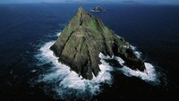 Skellig Michael merupakan pulau di lepas pantai Kerry, Islandia. Adegan di film ini adalah ketika Rey dan Chewbacca akhirnya menemukan Luke Skywalker di film Star Wars The Force Awakens. (AFP)