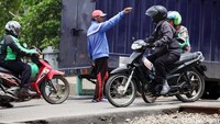 Relawan terus memantau kereta yang akan melintas di perlintasan Rawa Buaya.