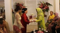 Mbak Tutut tampak menyerahkan seserahan kepada keluarga calon pengantin wanita Dok. Istimewa)