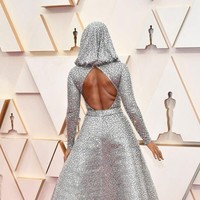 Pada bagian depan tampak tertutup. Namun, gaun Janelle tetap membari kejutan dengan model backless. (Foto: Getty Images)