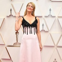 Laura Dern memilih gaun dari Armani Prive bernilai puluhan juta rupiah. Tapi detail tassel dan manik-manik di bagian dada, ditambah potongan gaun yang terlihat kebesaran membuat penampilannya terkesan murah. Foto: Getty Images