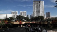 Petugas masih menutup akses di underpass Kemayoran.