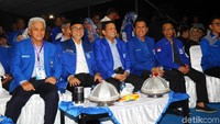 Jajaran petinggi PAN duduk di barisan paling depan dilindungi tenda berwarna dasar biru-putih. Dari jajaran paling depan, selain Zulhas, Asman, dan Dradjad, terlihat Hatta Rajasa.