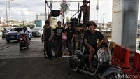 Mereka terbentuk dengan ciri khas model motor vespa yang di desain menyerupai mobil gerobak dengan banyak botol plastik dan kain kotor di setiap sisinya.