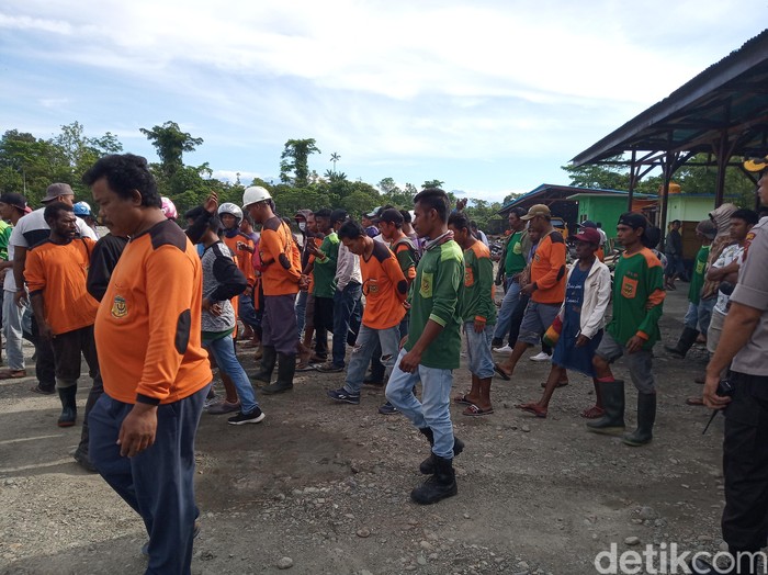 Demonstrasi dan mogok kerja petugas kebersihan Kabupaten Mimika, Papua. (Saiman/detikcom)