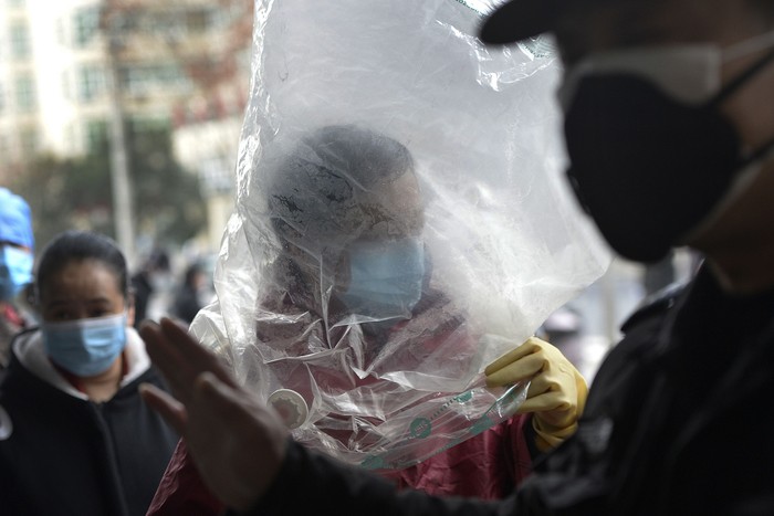Tak Cuma Masker, Pria China Ini Menutup Kepalanya dengan Plastik Seorang pria di Hubei, China, terlihat menggunakan penutup kepala menggunakan plastik saat beraktivitas. Hal itu dilakukan demi mencegah penularan infeksi corona.