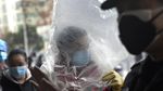 Tak Cuma Masker, Pria China Ini Menutup Kepalanya dengan Plastik