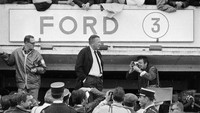 Henry Ford berdiri di depan garasi timnya (Reg Lancaster/Express/Getty Images)