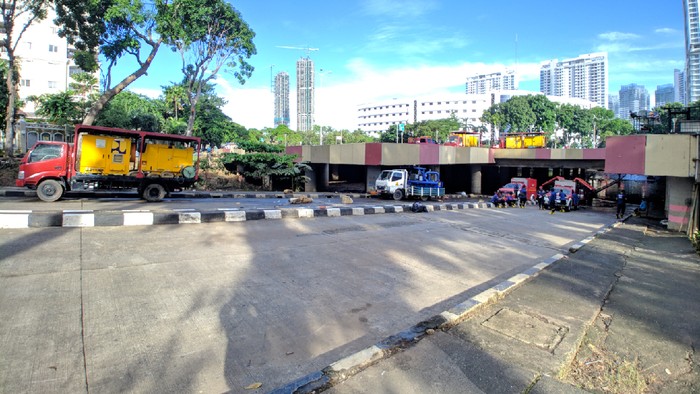 Underpass Kemayoran di Jakarta Pusat hingga pagi ini belum bisa dilalui oleh kendaraan. Genangan air setinggi 15 centimeter dan lumpur yang masih merendam underpass itu akan segera dibersihkan.