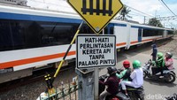 Perlintasan KA tanpa palang pintu ini tentu bisa membahayakan bagi warga dan pengguna jalan yang melintas di kawasan tersebut.