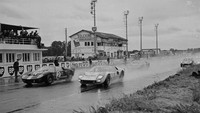 Dua mobil Ford yang finis terdepan dalam balapan Le Mans 1966 (Reg Lancaster/Daily Express/Hulton Archive/Getty Images)