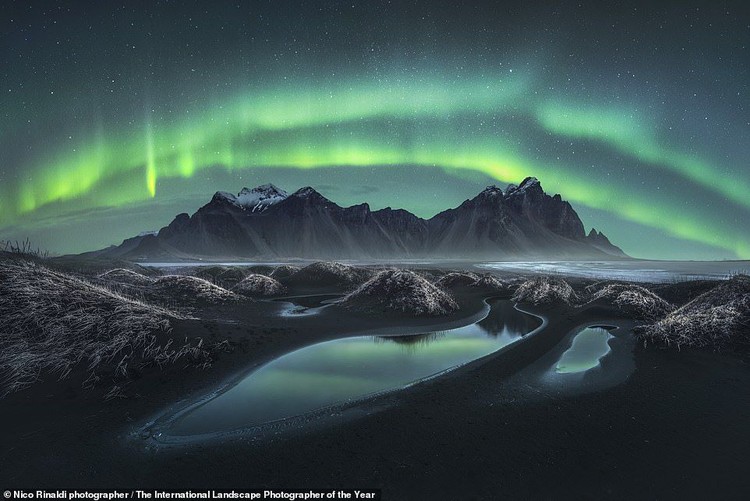 Dari cahaya aurora hingga pegunungan dramatis ditampilkan dalam deretan juara lomba foto lansekap internasional 2020. Yuk, intip potret keindahannya.