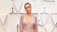 Bintang Captain Marvel itu memilih tampil dengan cape dress. Amy Sussman/Getty Images