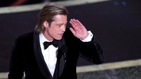 Brad Pitt juga mengucapkan rasa terimakasihnya pada Quentin Tarantino, Leonardo DiCaprio, para kru hingga anak-anaknya. Kevin Winter/Getty Images