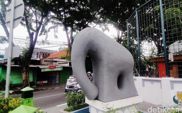 Gresik kini punya tetenger (landmark) baru yaitu patung Gajah Mungkur. Bentuk gajah yang dianggap kurang jelas dan dinilai lucu ini menghabiskan dana Rp 1 miliar.