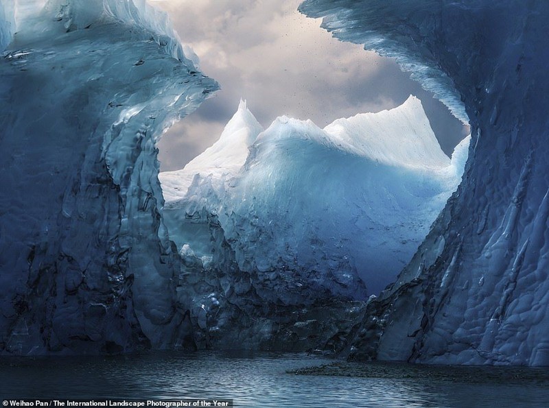 Dari cahaya aurora hingga pegunungan dramatis ditampilkan dalam deretan juara lomba foto lansekap internasional 2020. Yuk, intip potret keindahannya.